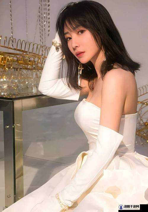 女明星人体写真欣赏：展现女性魅力与艺术之美