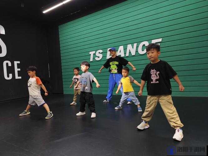 幼儿hiphop 仙踪网张婉：一个充满活力与梦想的幼儿舞者