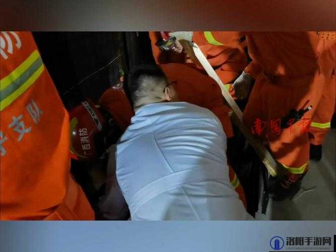 被压到落地玻璃窗前的紧急救援：惊心动魄的生死时刻