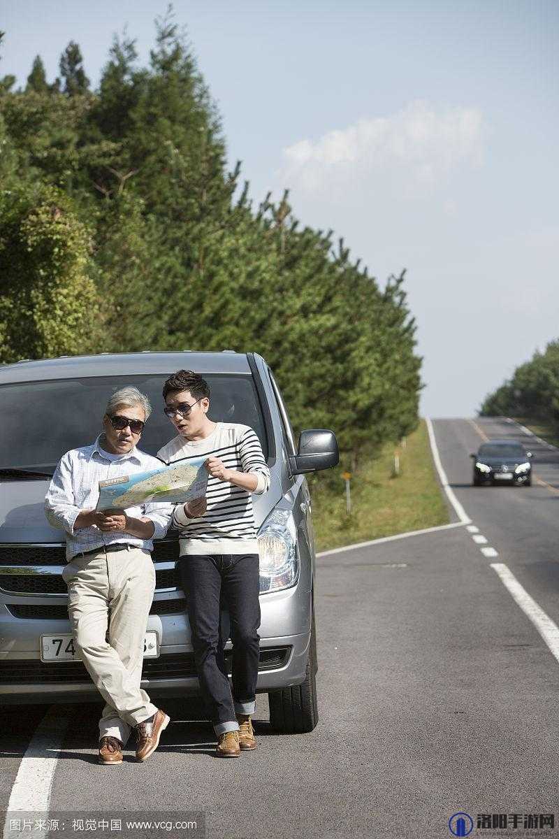 两个人在车里的奇妙旅程：车内的别样故事与情感交流