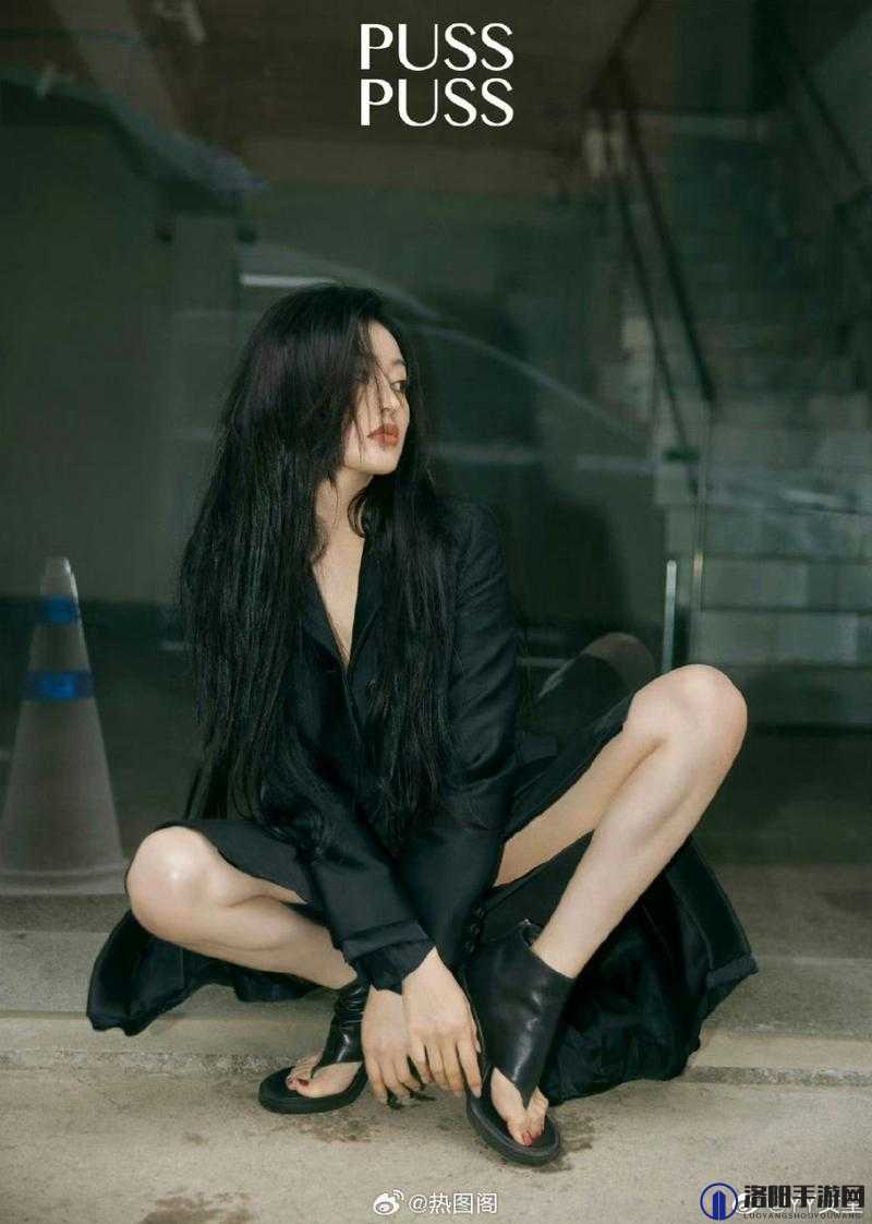 乖把腿张成 M 型，展现别样独特姿态