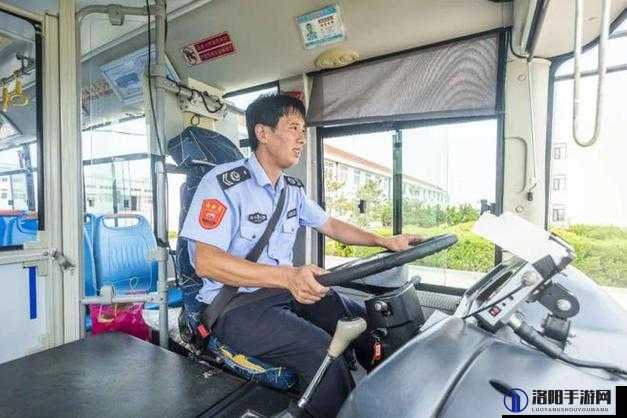 公交车售票员用 B 测量尺寸：平凡岗位上的奇特举动