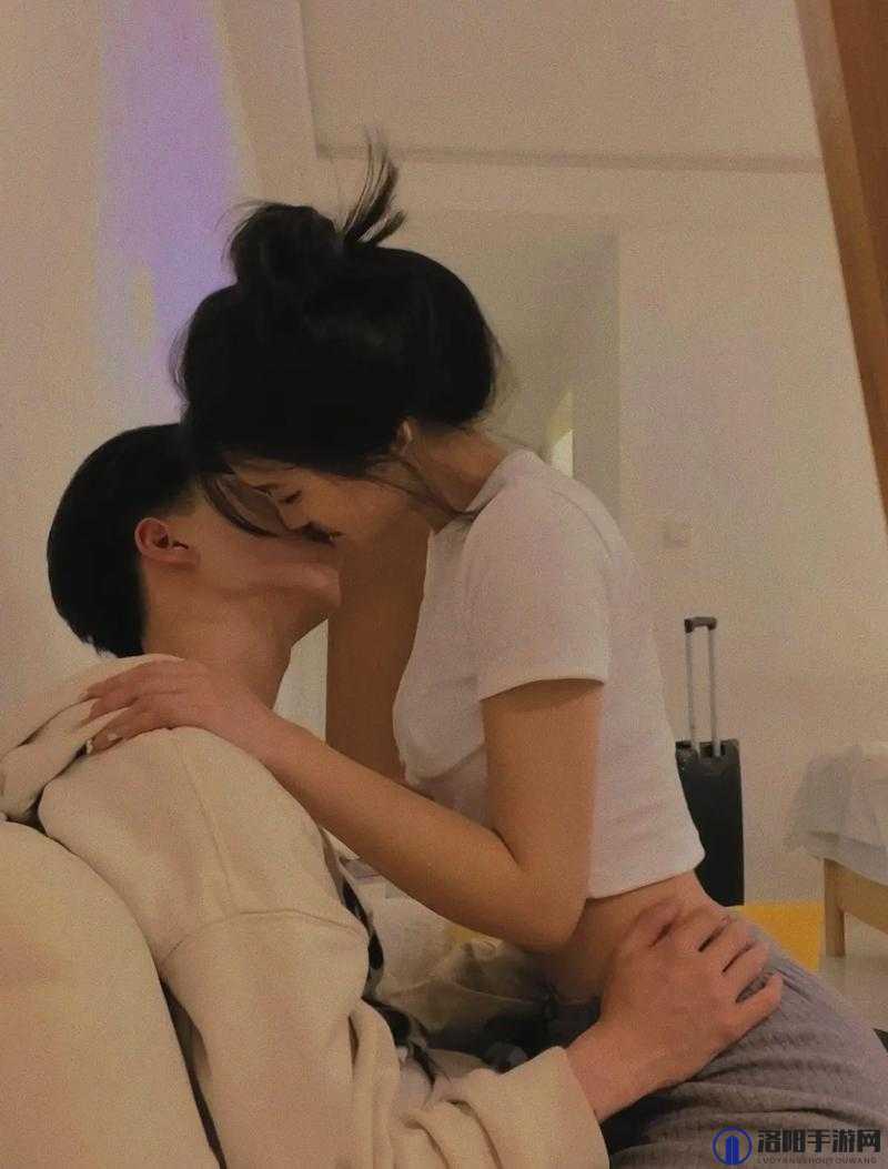 女生在男生面前张腿坐姿引发的别样情境探讨
