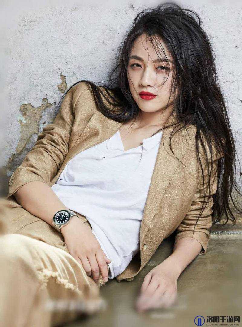 烈焰红唇的汤芳艳：娇艳欲滴的美丽容颜