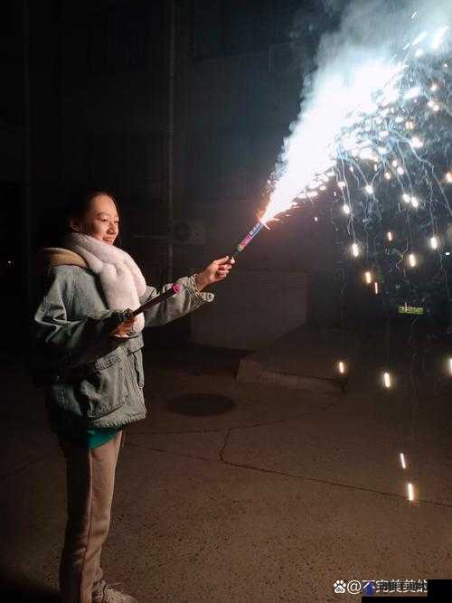 激情瞬间：男子手冲放烟花，别样的视觉震撼