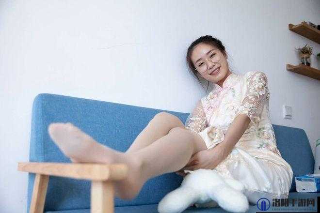 极品网红萌白酱金丝旗袍：雍容华贵的时尚典范
