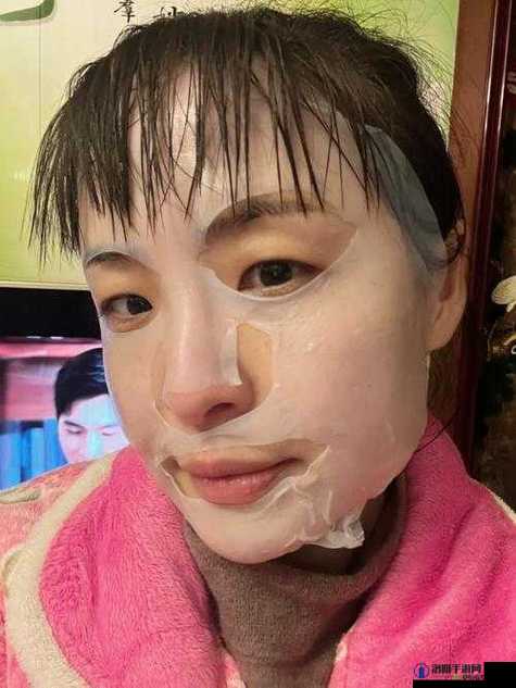一面亲着一面膜胸口一面膜下部位：独特的亲密接触方式背后的故事
