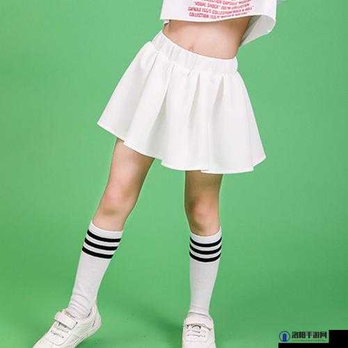 八岁女孩上衣穿露腰衣服，引发社会关注