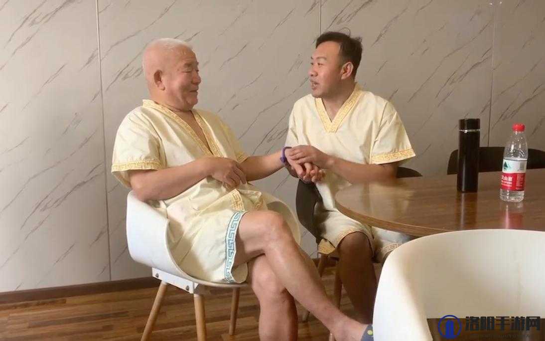 Chinese 骚年引老头视频：独特视角下的有趣互动场景