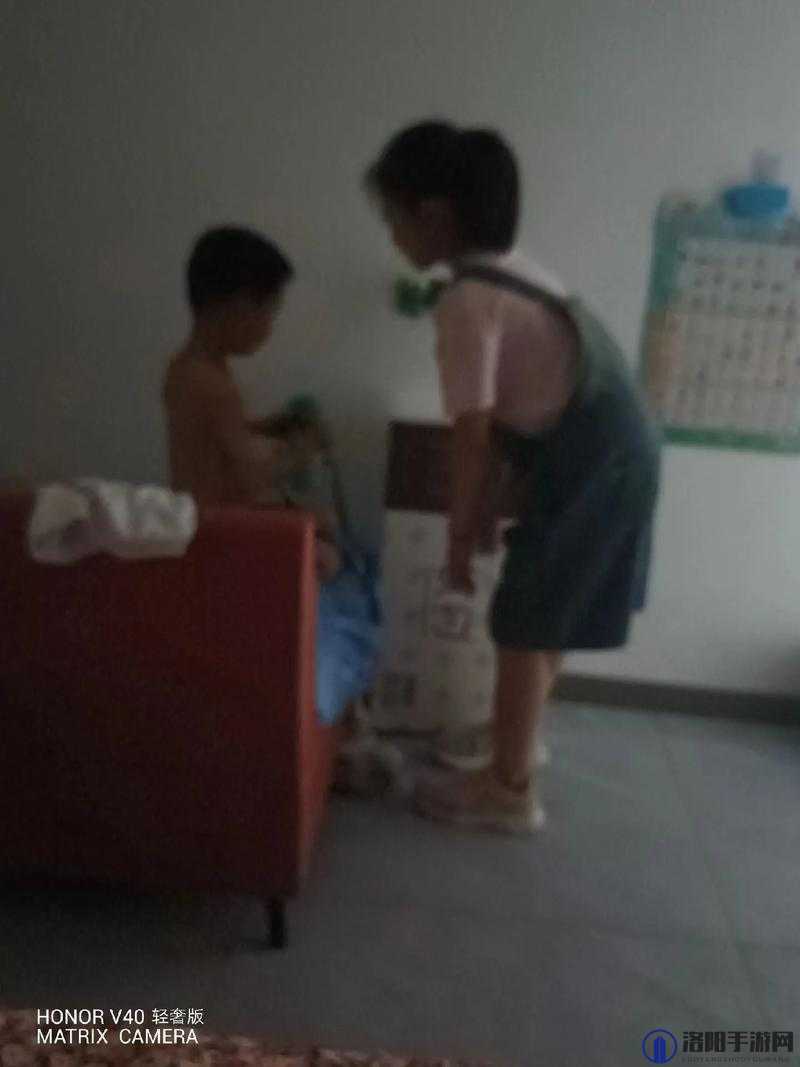 小孩半夜喂姐姐吃钢筋？画面惊悚引人担忧