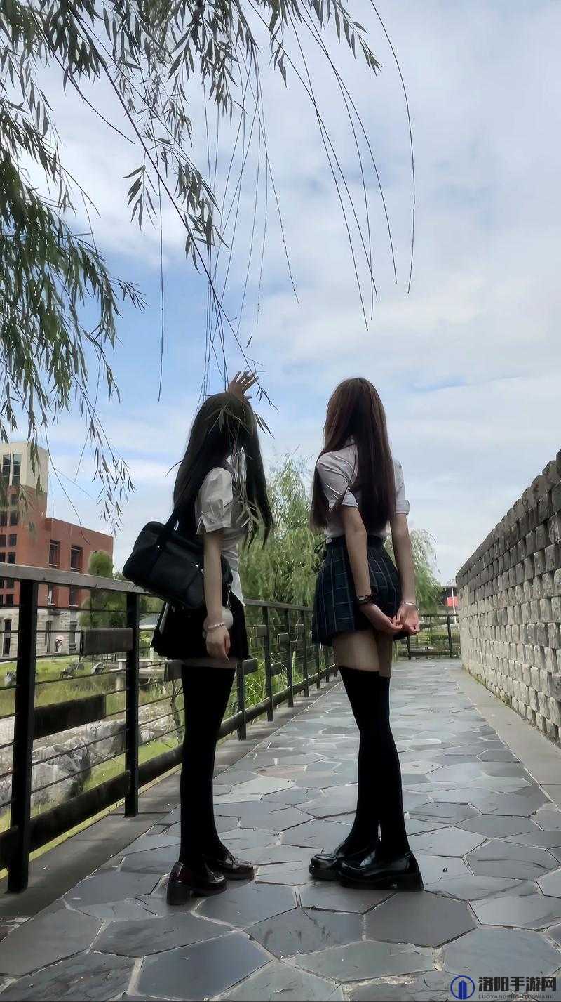 开襟 JK 与伴侣的运动时光：甜蜜互动与激情释放