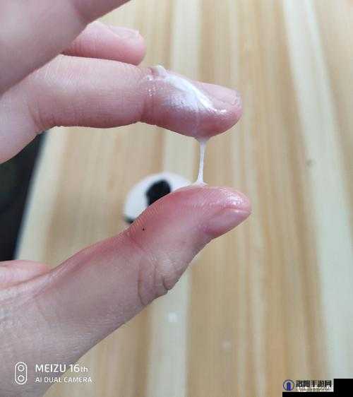 她被手揉下面后流出大量水的私密场景