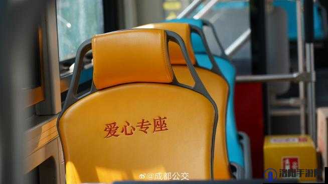 公交车上的爱：传递温暖与关怀的美好场景