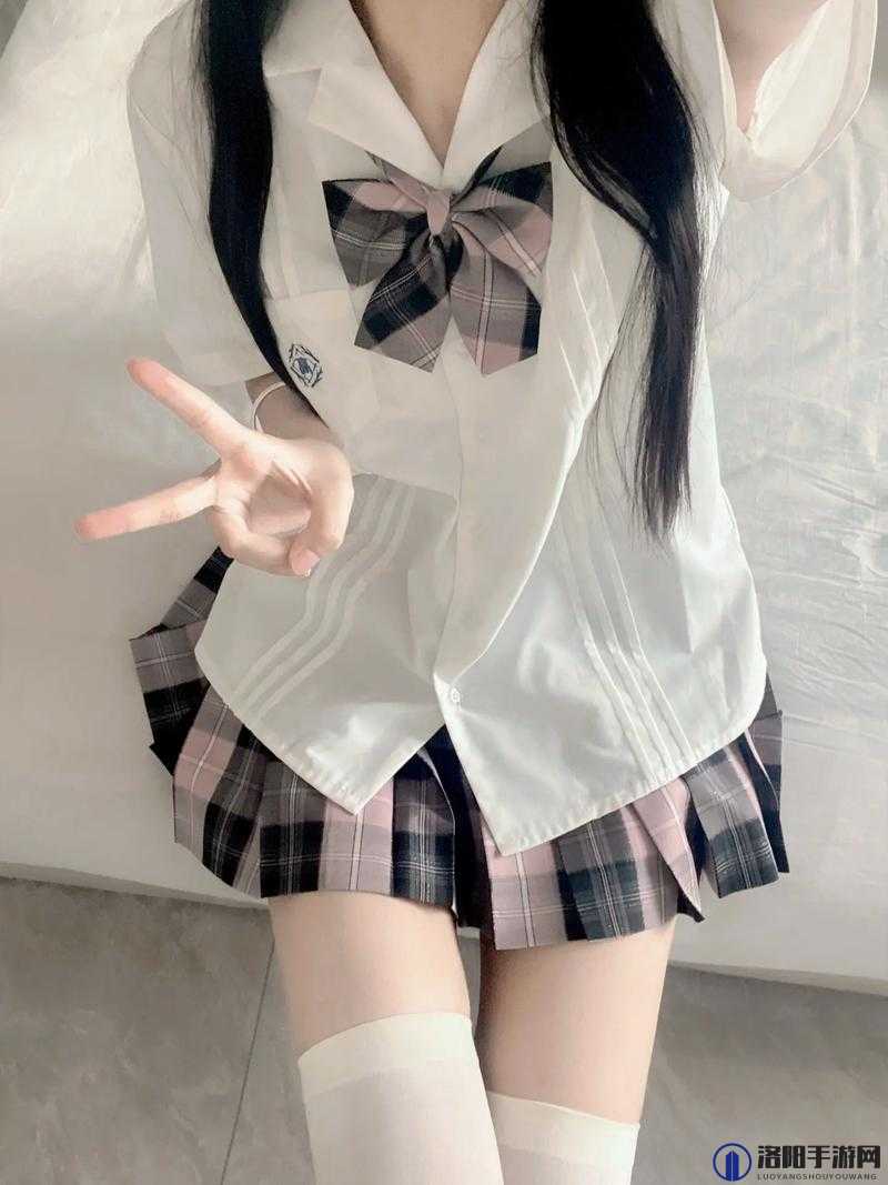 开襟 JK 服饰下的独特双人运动场景展现