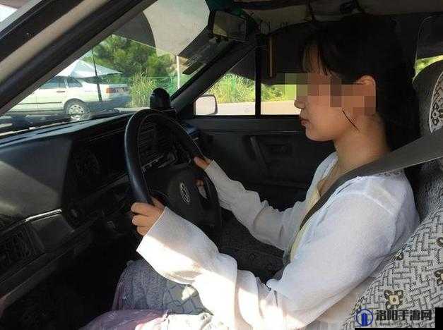 女性跟教练晚上练车合适吗：需考虑多种因素并注意安全