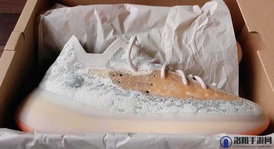 Yeezy 380蜜桃粉与白色款对比：哪款更适合你的日常穿搭风格？