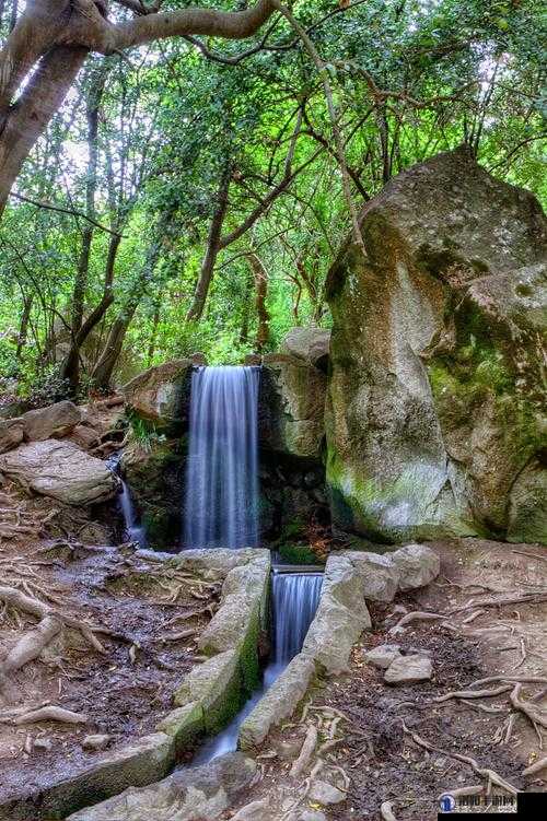 两峰夹小溪地湿又无泥：诗意山水中的隐秘故事与自然奇观探秘