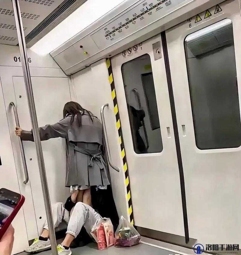男人把头伸进女人裙子里引发热议：探讨社会道德与隐私保护的边界