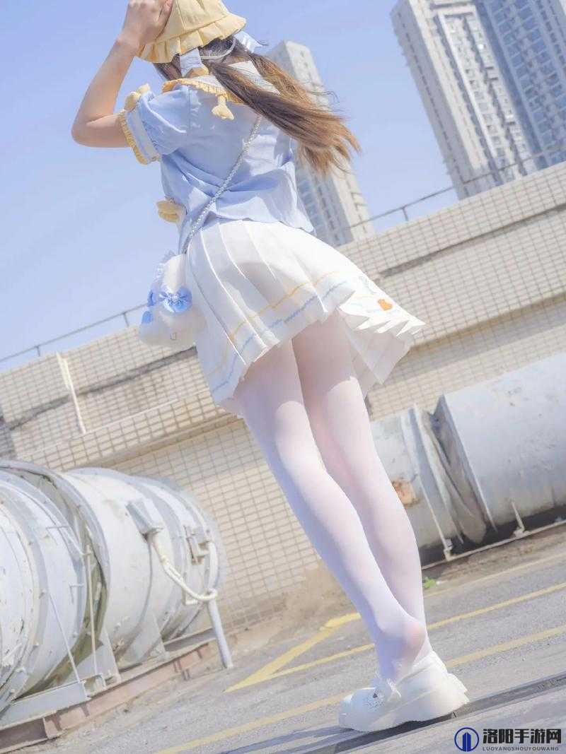 如何看待白丝裤袜校服露内写真?这组照片为何在网络上广泛传播?