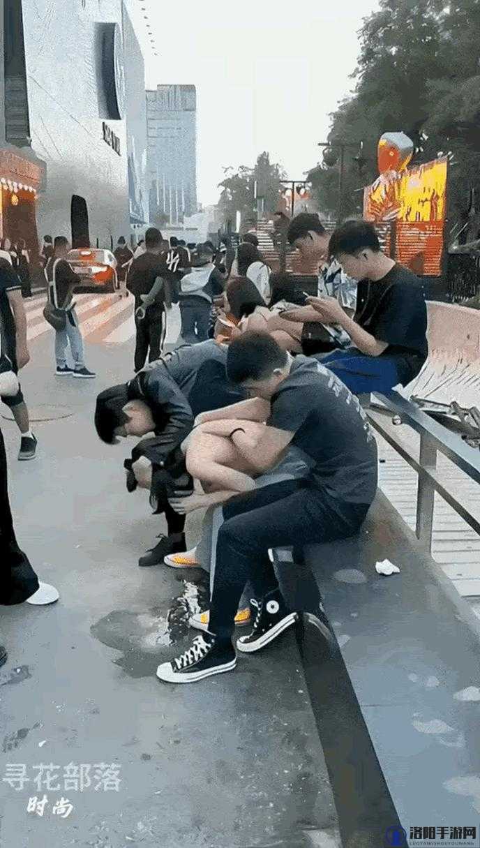 男生和女生在一起搓搓搓，他们到底在干什么？
