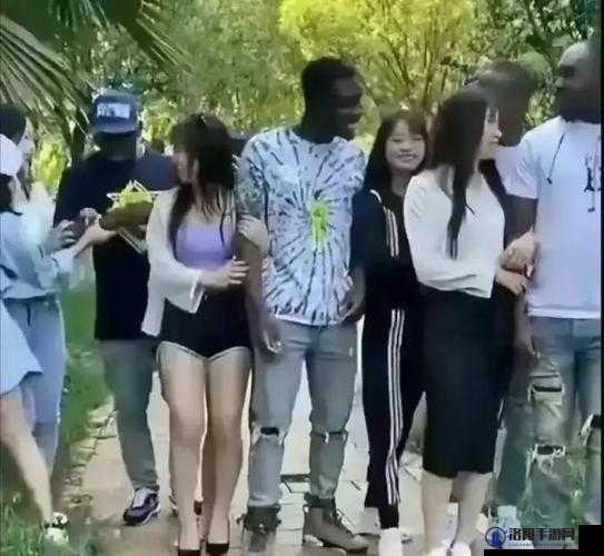 亚洲女性首次体验黑人巨大人群进入的真实感受与体验分享