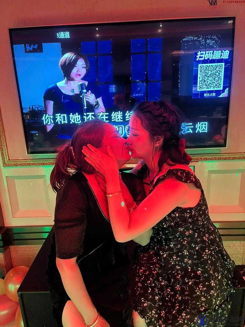 闺蜜女互慰吃奶互揉的亲密瞬间：探讨女性友谊中的情感支持与身体接触