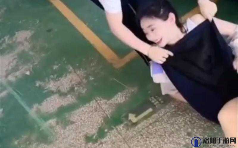 揭秘美女脱裙打光屁屁视频背后的故事：网友热议与真相大揭露