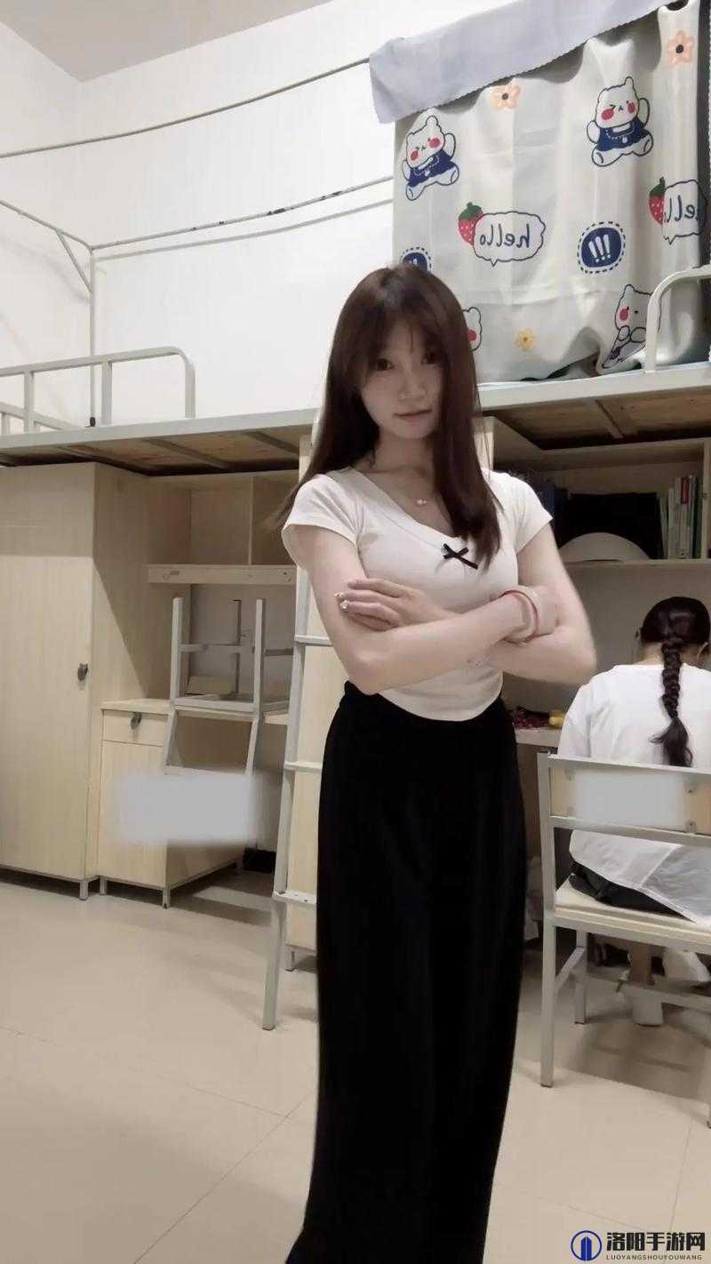 女大学生第一次的视频引发热议，你怎么看？