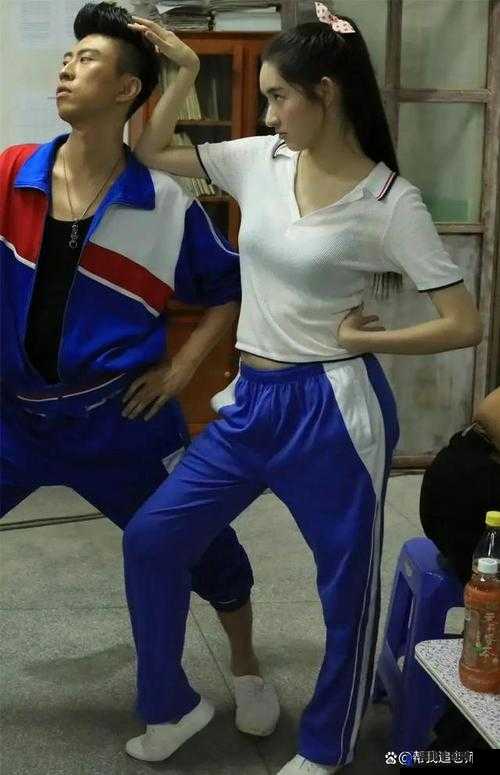 从校服袖子里看到葡萄：揭秘校园里隐藏的甜蜜惊喜与青春记忆
