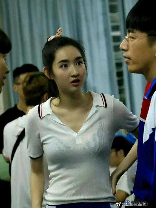 大馒头引发的热议：校服里的隐藏秘密