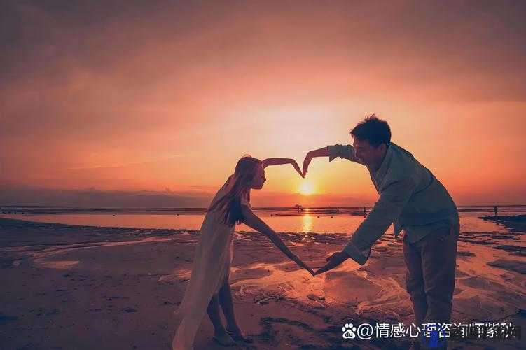 女捏蛋男求饶：揭秘情侣间趣味互动背后的心理与情感变化