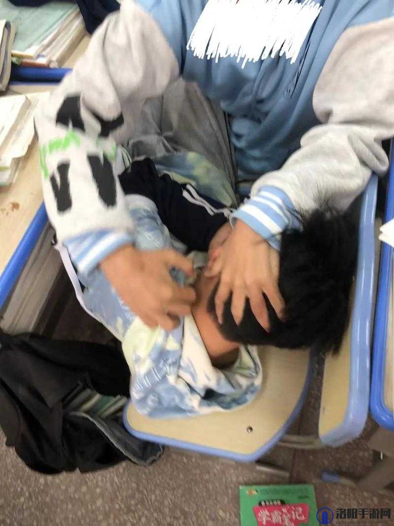 宿舍男生被扒裤子玩j事件引发热议：校园生活隐私与尊重该如何平衡？