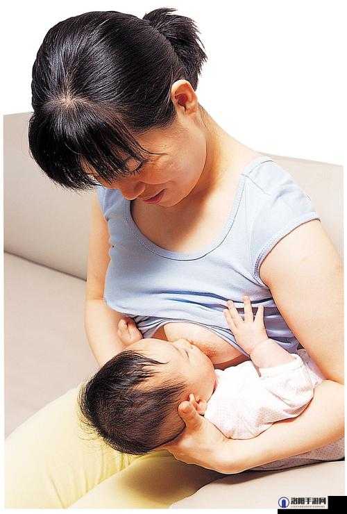 婴儿吃奶视频合集：两个宝宝不同吃奶姿势展示，新手妈妈必看的哺乳技巧与经验分享